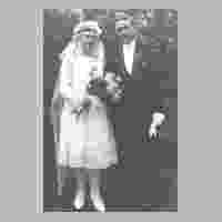 111-3321 Das Brautpaar Helene, geb. Buechler, und Paul Schaechter am 06.06.1927 .JPG